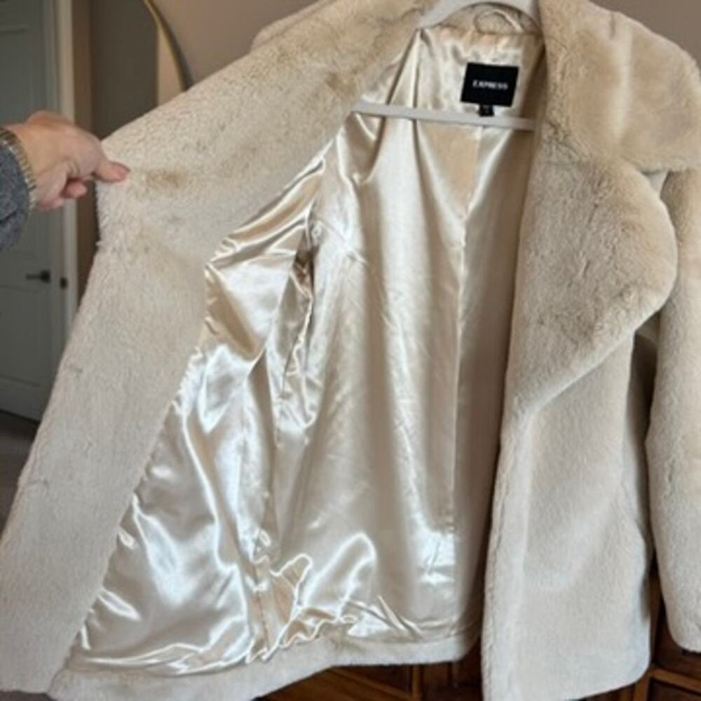 EXPRESS Ivory Faux Fur Coat Plush Mid Length Jacket Size M - Picture 4 of 9